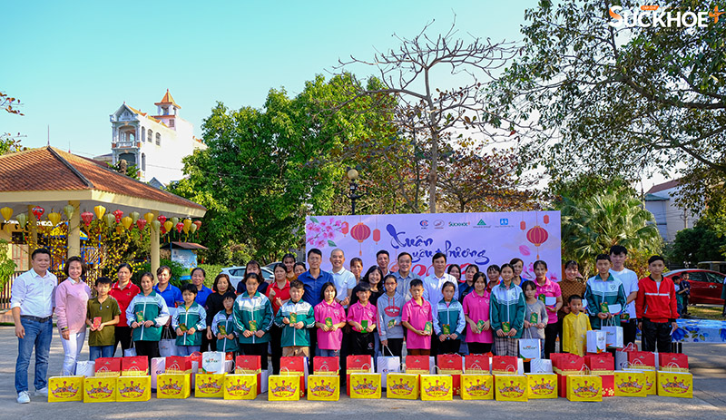 Đoàn chụp hình lưu niệm cùng các con trong chương trình Xuân yêu thương ở làng trẻ em SOS Việt Trì, Phú Thọ.