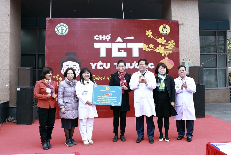 Chủ tịch Công đoàn Y tế Việt Nam Phạm Thanh Bình trao tặng các phần quà tài trợ cho BV Bạch Mai 