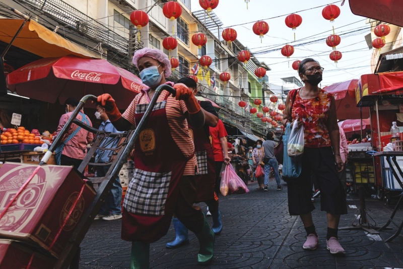 Người dân mua sắm tại khu chợ tươi sống Chinatown ở Bangkok, Thái Lan vào ngày 20/1. Ảnh: AP