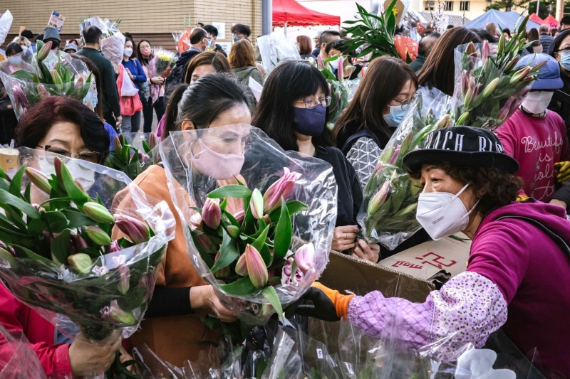 Người mua hoa tại một khu chợ ở Hồng Kông vào ngày 20/1. Tết Nguyên đán ở Châu Á còn được gọi là Lễ hội mùa Xuân.
