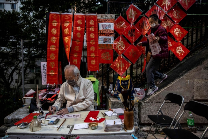 Một thầy đồ đang viết chữ may mắn đầu năm mới ở Hồng Kông vào ngày 19/1. Ảnh: AFP/Getty Images
