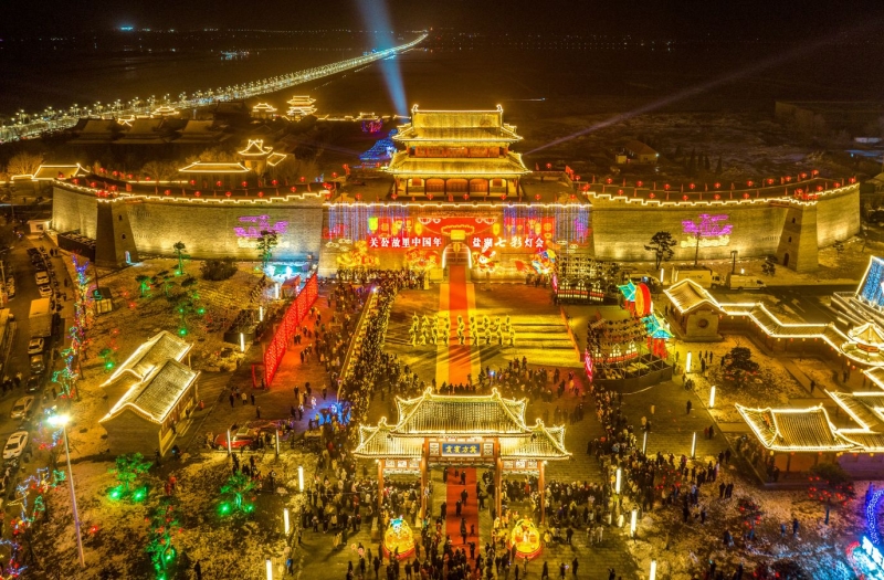 Người dân đi xem buổi trình diễn lễ hội đèn lồng tại một điểm thu hút khách du lịch ở Vận Thành, Trung Quốc trong dịp Tết Nguyên đán 2023 vào ngày 17/1.