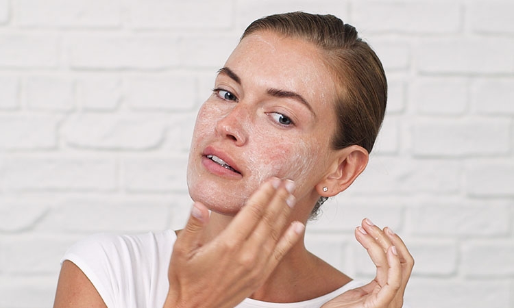 Làm da sạch mặt để loại bỏ dầu thừa và da chết - nguyên nhân gây mụn trên da