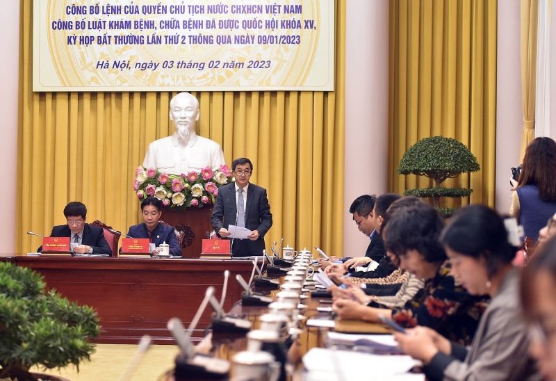 Thứ trưởng Bộ Y tế Trần Văn Thuấn trình bày nội dung cơ bản của Luật Khám bệnh, chữa bệnh - Ảnh: VGP