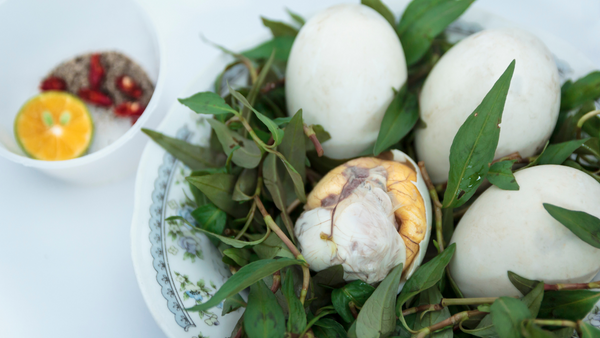 Trứng vịt lộn là món ăn gây thách thức với nhiều du khách nước ngoài.