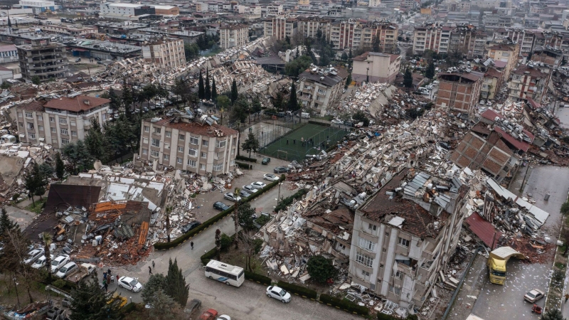 Thổ Nhĩ Kỳ đang kêu gọi sự trợ giúp của cộng đồng quốc tế trong các nỗ lực tìm kiếm cứu nạn, cứu hộ sau trận động đất 7,8 độ richter gây nên khung cảnh hoang tàn này ở Hatay - Ảnh: CNN