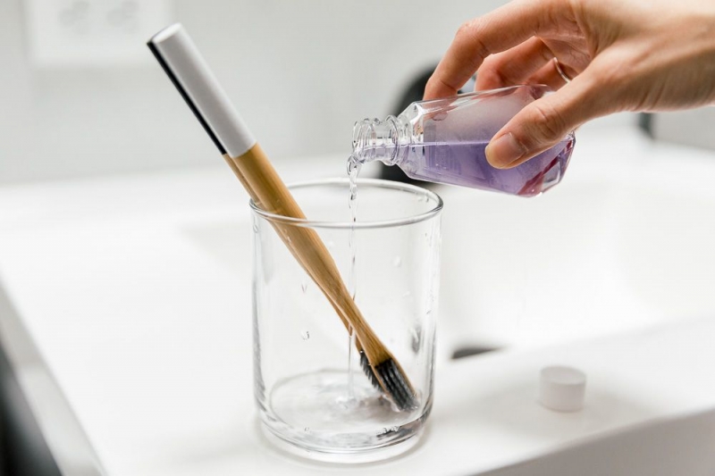 Dùng nước súc miệng diệt khuẩn để vệ sinh bàn chải đánh răng