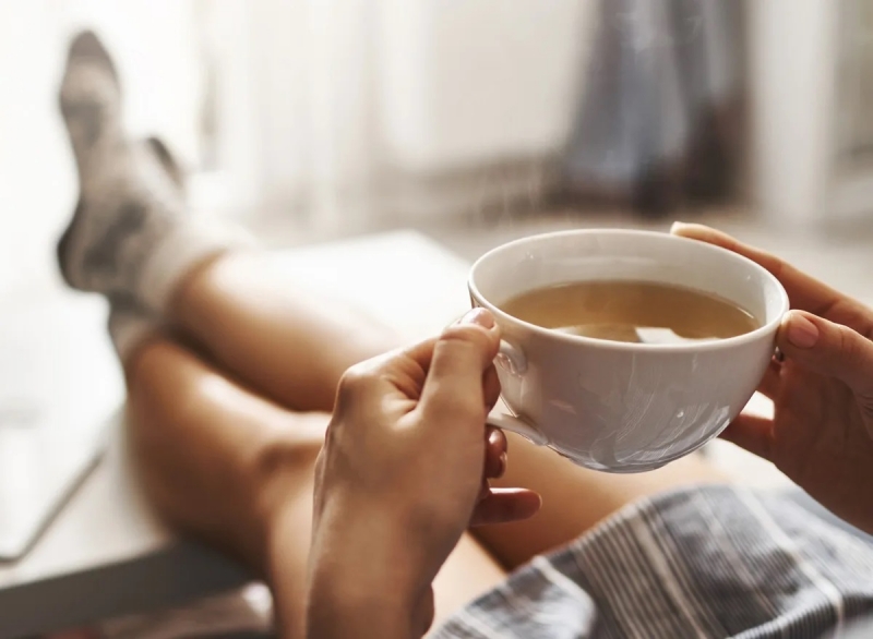 woman-drinking-tea-relaxing