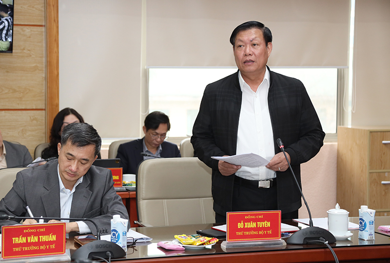 Thứ trưởng Bộ Y tế Đỗ Xuân Tuyên thay mặt Bộ Y tế báo cáo một số nội dung trong công tác y tế hiện nay - Ảnh: SK&ĐS