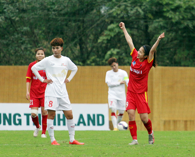 Màn ăn mừng nhí nhảnh của hot girl Thanh Nhã khi ghi bàn ấn định chiến thắng cho Hà Nội FC chỉ sau ít phút được tung vào sân - Ảnh: Đức Bình  