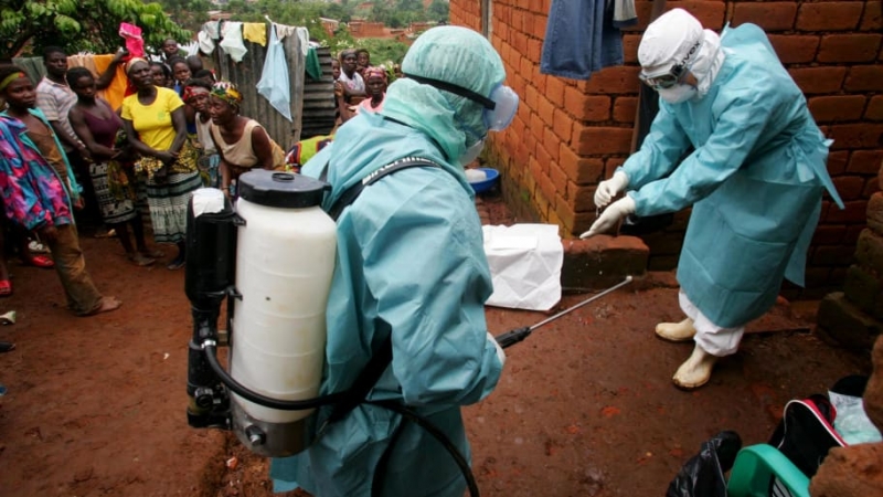 Các nhân viên trong trang phục bảo hộ đang lấy mẫu để kiểm tra sự xuất hiện của virus Marburg ở Angola - Ảnh: Reuters 