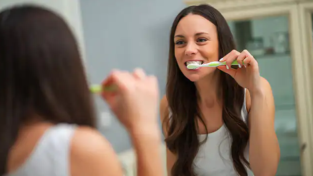 Thói quen vệ sinh răng miệng đúng cách giúp ngăn chặn các lớp màng tích tụ trên lưỡi