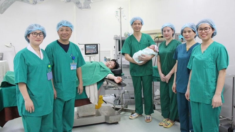 Ekip bác sỹ Bệnh viện Sản - Nhi Bắc Giang đón em bé đầu tiên được thụ tinh trong ống nghiệm tại bệnh viện - Ảnh: Báo Bắc Giang