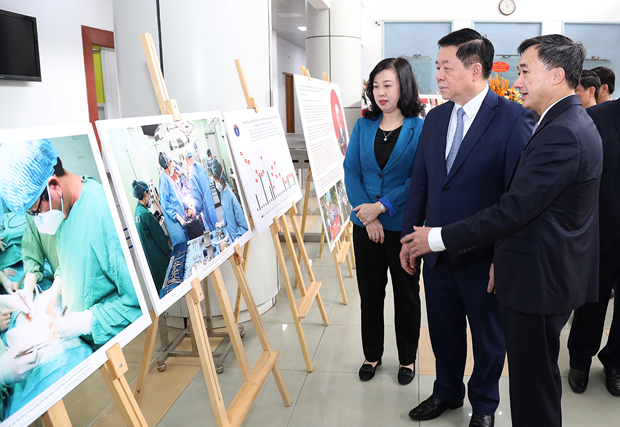 Bộ Trưởng Bộ Y tế Đào Hồng Lan giới thiệu thành tựu của ngành y tế với đồng chí Nguyễn Trọng Nghĩa tại triển lãm ảnh nhân dịp kỷ niệm 68 năm Ngày Thầy thuốc Việt Nam