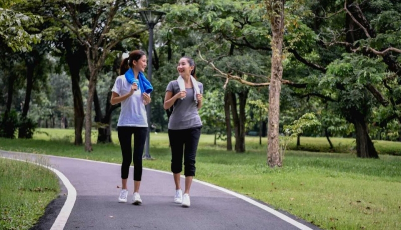 Đi bộ là một trong những bài tập thể dục giúp kiểm soát mỡ máu hiệu quả