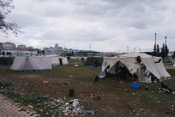 Một khu lều được dựng tạm thời cho công nhân là người nhập cư tại Thổ Nhĩ Kỳ sau trận động đất - Ảnh: Erin O'Brien/NPR