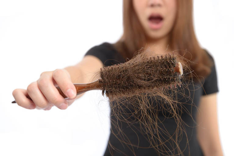 Rụng tóc là dấu hiệu cơ thể cảnh báo về nguồn dưỡng chất bị thiếu trong cơ thể