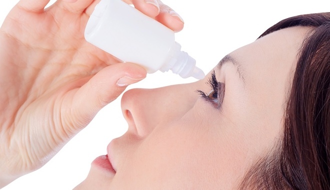 Sử dụng thuốc nhỏ mắt theo hướng dẫn của bác sĩ, để giảm độ khô cho đôi mắt
