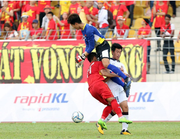 Sau sai lầm liên tiếp cả ở cấp độ ĐTQG lẫn Hà Nội FC, thủ môn Phí Minh Long đã đánh mất sự tự tin của mình và chìm nghỉm trong những lời chỉ trích của dư luận 