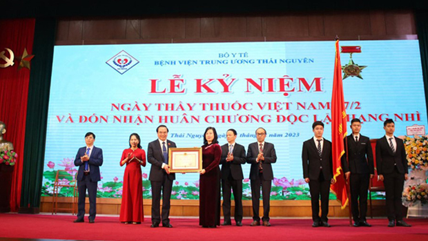 Bộ trưởng Đào Hồng Lan trao tặng Huân chương Độc lập hạng Nhì cho tập thể Bệnh viện Trung ương Thái Nguyên - Ảnh: VGP/PT