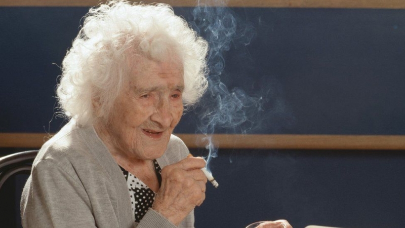 Cả quãng đời thời thanh xuân, cụ Jeanne Calment không hút thuốc lá và chỉ bắt đầu thói quen này từ khi 112 tuổi - Ảnh: BBC