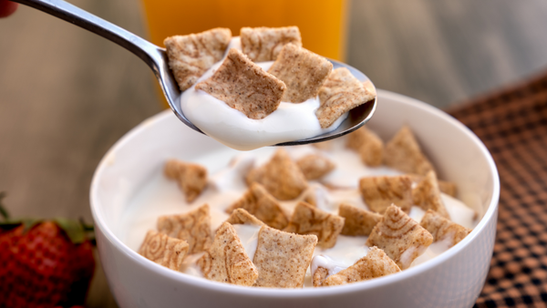 Ngũ cốc kết hợp với sữa chứa nhiều chất dinh dưỡng hỗ trợ miễn dịch như protein, vitamin D và kẽm.