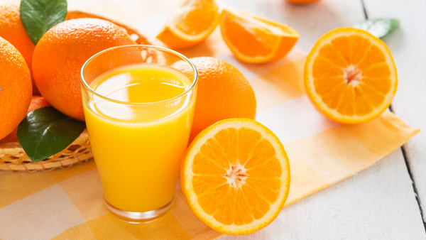 Nước cam cung cấp vitamin C, một chất dinh dưỡng có thể rút ngắn thời gian và mức độ nghiêm trọng của các triệu chứng cảm lạnh.