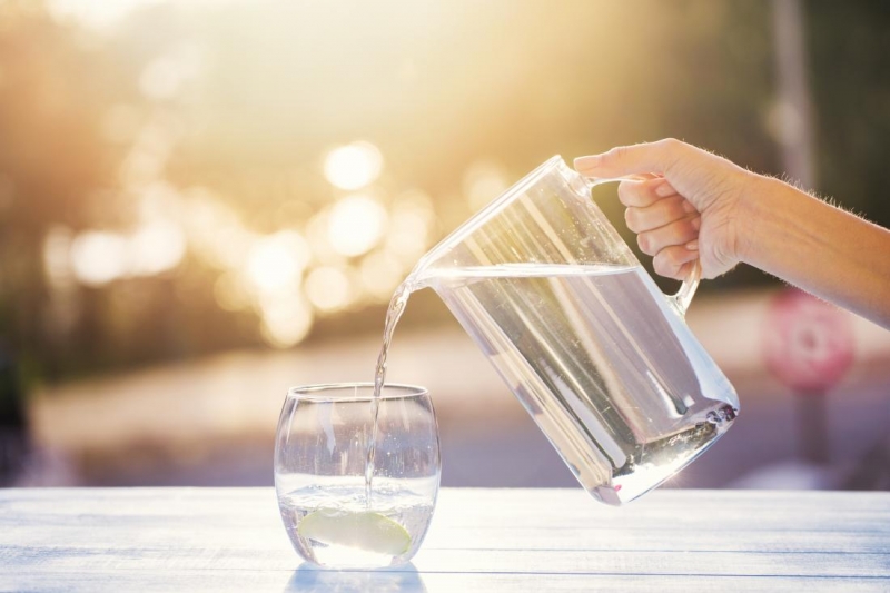 Cần uống đủ 8 - 10 ly nước/ ngày để tránh tình trạng cơ thể thiếu nước gây bọng mắt