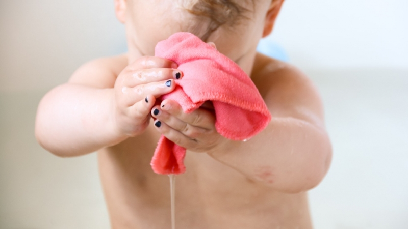 Trẻ bị thủy đậu vẫn nên vệ sinh thân thể đều đặn để tránh bội nhiễm