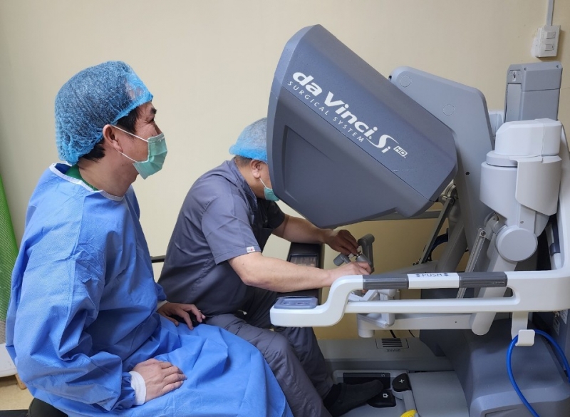 Bác sỹ Philippines đang thao tác tại bàn điều khiển hệ thống robot phẫu thuật dưới sự hướng dẫn của bác sỹ Nguyễn Phú Hữu - Ảnh: BVCC