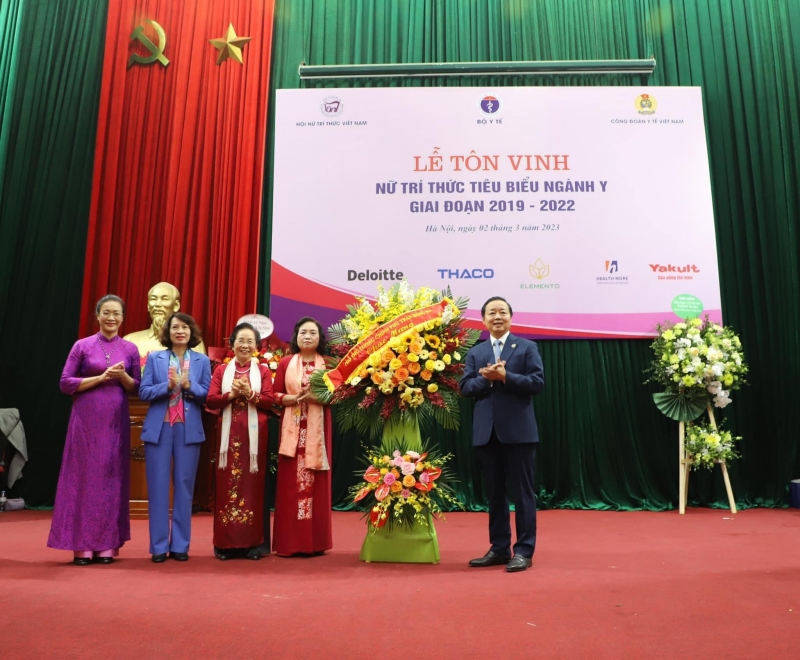 Nguyên Phó Chủ tịch nước Nguyễn Thị Doan và Phó Thủ tướng Trần Hồng Hà chúc mừng các nữ trí thức ngành Y tại lễ tôn vinh.