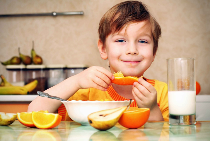 Cho trẻ ăn nhiều trái cây giúp bổ sung các loại vitamin và khoáng chất nâng cao đề kháng