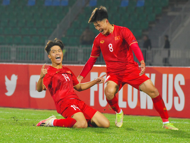 Sau Quốc Việt, Văn Trường (8) cũng đã tỏa sáng với pha lập công mang về chiến thắng cho U20 Việt Nam 