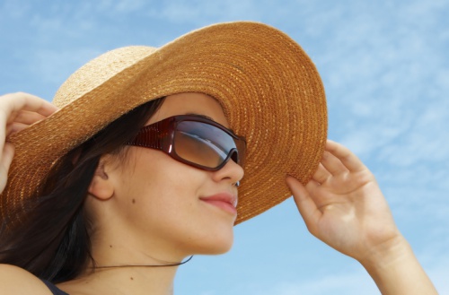 Bạn nên kết hợp đeo kính râm và đội mũ vành khi đi du lịch tại các bãi biển, hoặc những nơi tiếp xúc nhiều với ánh nắng mặt trời.