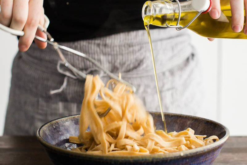 Với mì Ý chưa ăn ngay, bạn có thể luộc chín, vớt mì ra và trộn với một lượng nhỏ dầu olive
