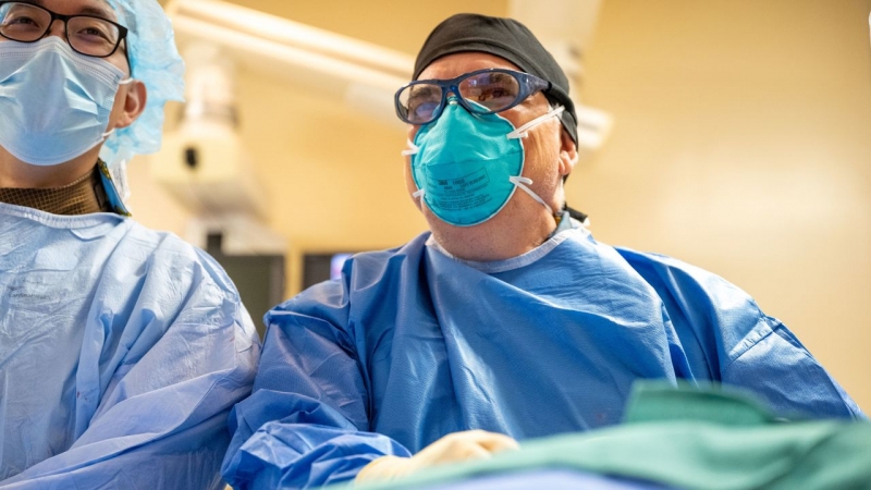 Bác sỹ Emerson Perin đang thử nghiệm tiêm tế bào gốc cho bệnh nhân - Ảnh: CNN.
