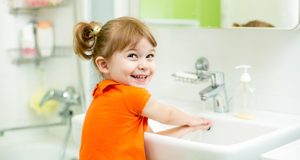 Thói quen rửa tay giúp trẻ ngăn ngừa các tác nhân vi khuẩn, virus