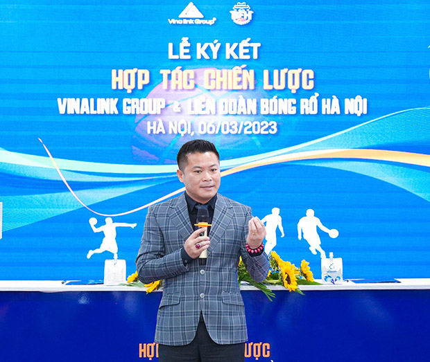 Ông Nguyễn Đức Anh cam kết Vinalink Group sẽ làm nhiều hơn để giúp phong trào của Liên đoàn Bóng rổ Hà Nội bay cao - Ảnh: Đức Bình/Sức khỏe+