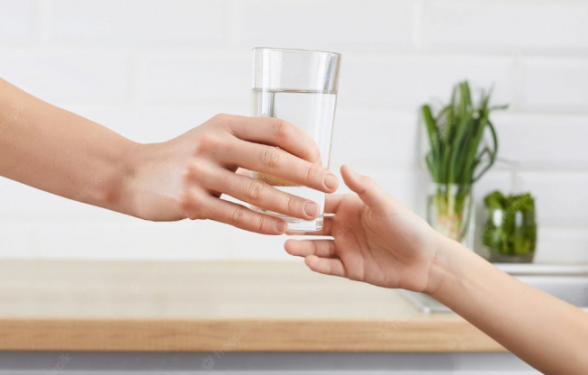 Hình thành thói quen uống đủ nước giúp chăm sóc thận cho cả gia đình