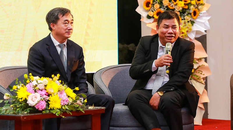 Thứ trưởng Trần Văn Thuấn (trái) và ông Y Thông, Thứ trưởng, Phó chủ nhiệm Ủy ban Dân tộc - Ảnh: Việt An/Sức khỏe+