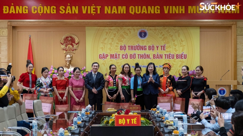 Lãnh đạo Bộ Y tế trao quà cho các CĐTB - Ảnh: Việt An/sức khỏe+