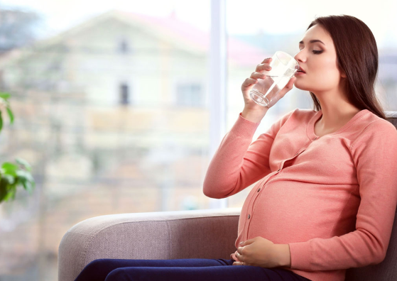 Uống đủ nước giúp phòng ngừa nguy cơ cơ thiếu máu khi mang thai