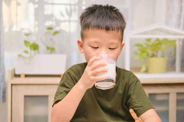 Cha mẹ có thể cho con uống sữa ấm để làm dịu cơn ho