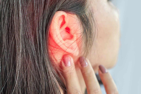 Viêm nhiễm ở tai có thể gây ra triệu chứng lùng bùng lỗ tai, ảnh hưởng tới thính lực