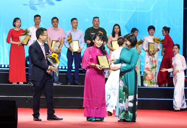 Lãnh đạo IMC trao hoa kỷ niệm chương cho các thành viên đã có 10 năm gắn bó với Công ty. 