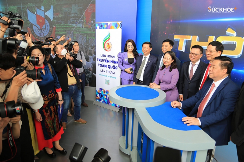 Phó Chủ tịch nước Võ Thị Ánh Xuân và Trưởng Ban tuyên giáo TW Nguyễn Trọng Nghĩa trải nghiệm làm MC chương trình Thời sự tại gian trưng bày của Đài truyền hình Việt Nam (VTV).