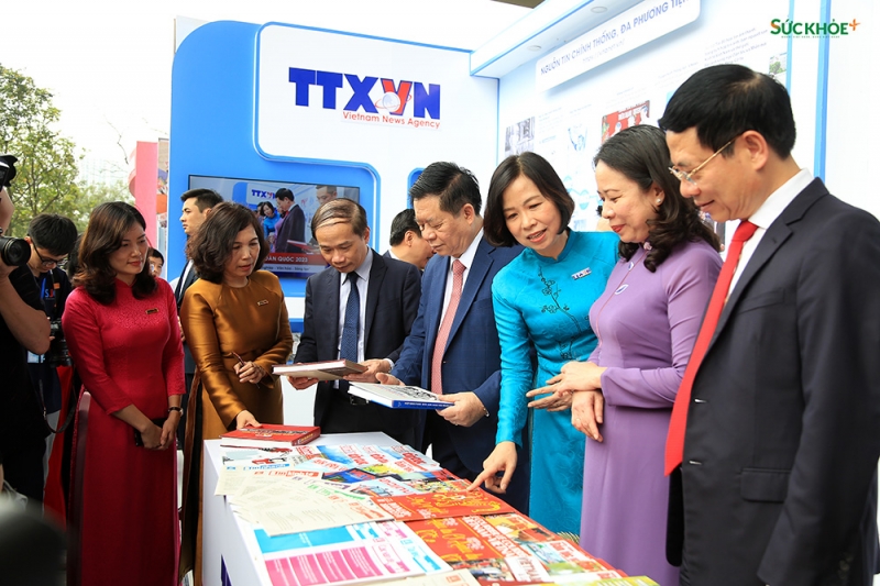 Các đại biểu tham quan gian trưng bày của Thông tấn xã Việt Nam tại Hội báo toàn quốc 2023.