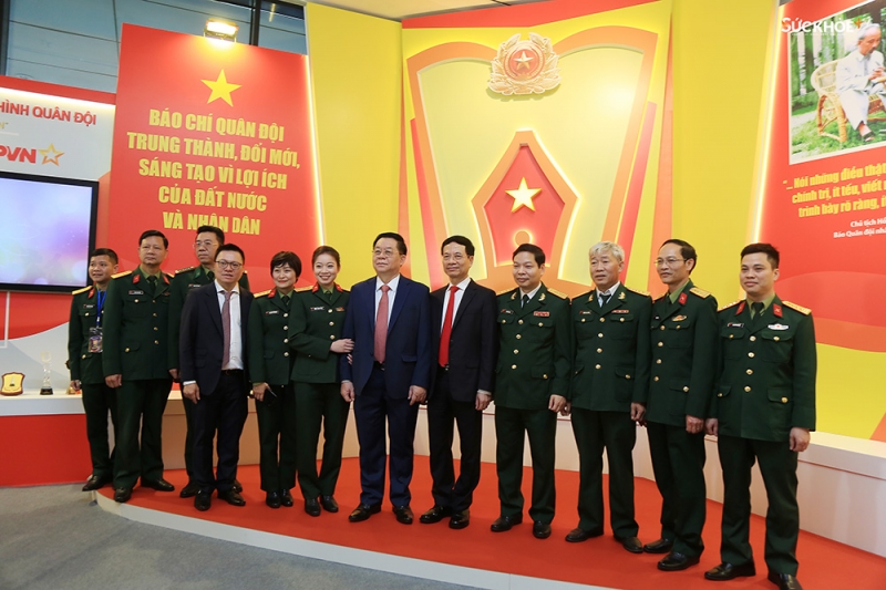 Các đại biểu chụp ảnh lưu niệm tại gian trưng bày Báo Quốc phòng Việt Nam.