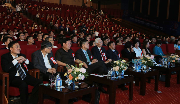 Thứ trưởng Bộ Y Tế Đỗ Xuân Tuyên, Cục trưởng Cục An toàn Thực phẩm (Bộ Y tế) Nguyễn Thanh Phong cùng rất nhiều khách quý đã tới chúc mừng.
