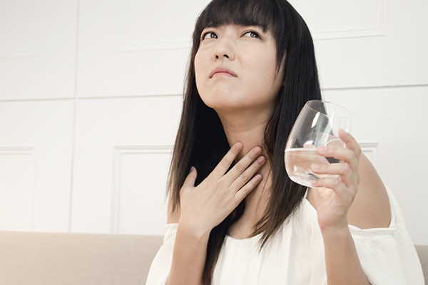 Uống nước ấm giúp làm dịu cơn đau họng, khàn tiếng do viêm thanh quản